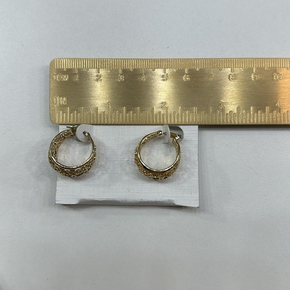 ✨NWT Liz Claiborne gold filigree hoop pierced earrings - Picture 6 of 7